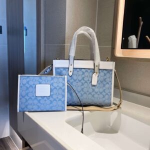 Field Tote 22 In Signature chambray