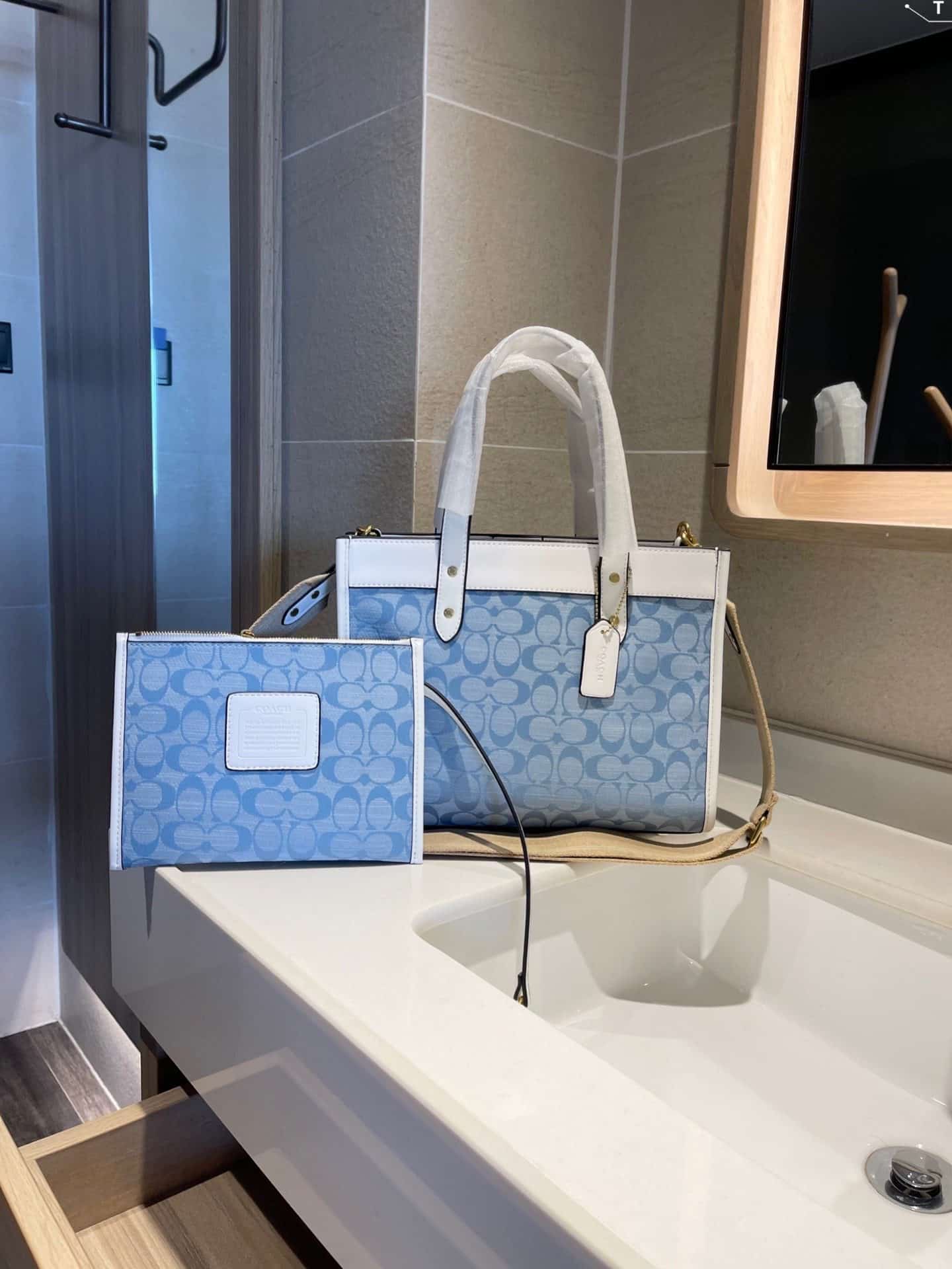 Field Tote 22 In Signature chambray