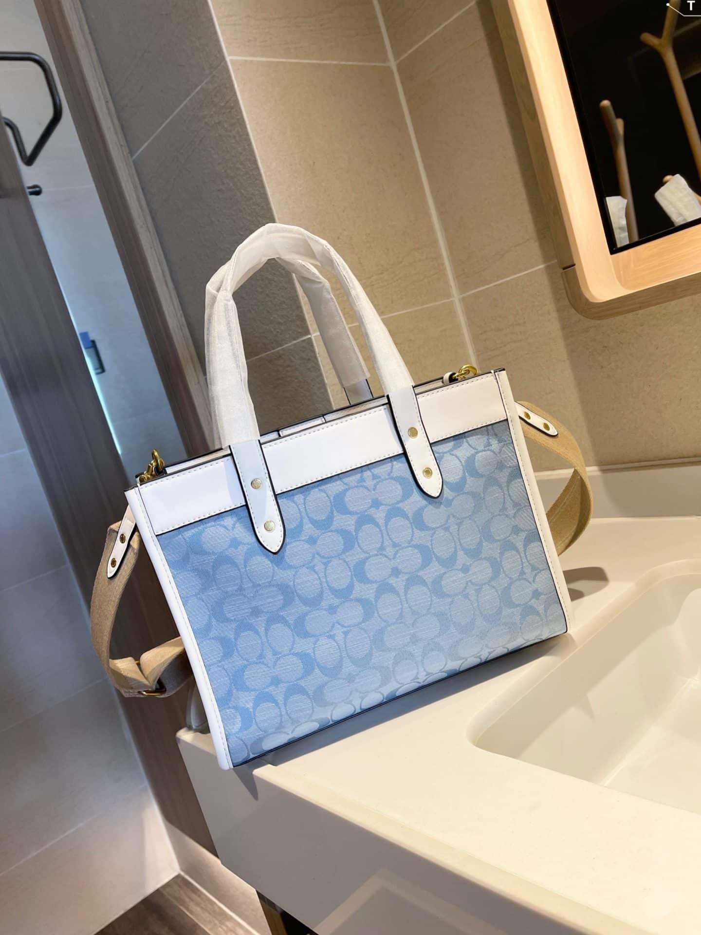 Field Tote 22 In Signature chambray