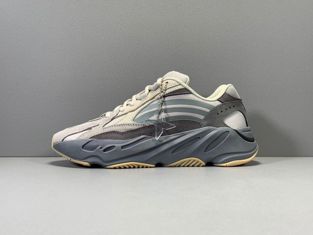 Sneaker Adidas Yeezy 700 (2)