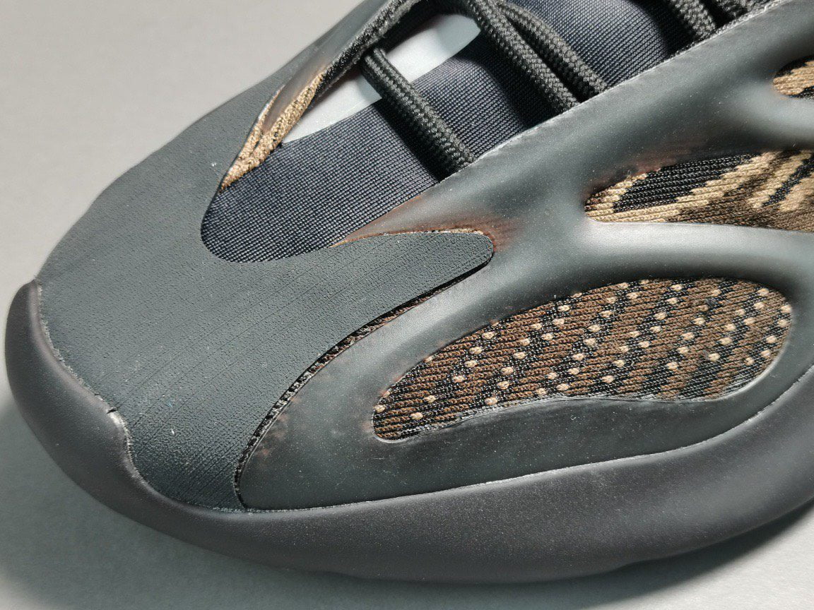 YEEZY 700 V3 “Clay Brown” (2)