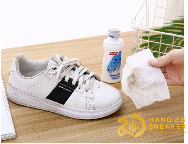 Cách tẩy trắng giày bằng lọ PLAC đúng cách